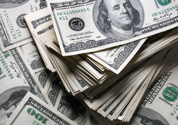 Billetes de dólares apilados, en referencia al fortalecimiento de las reservas