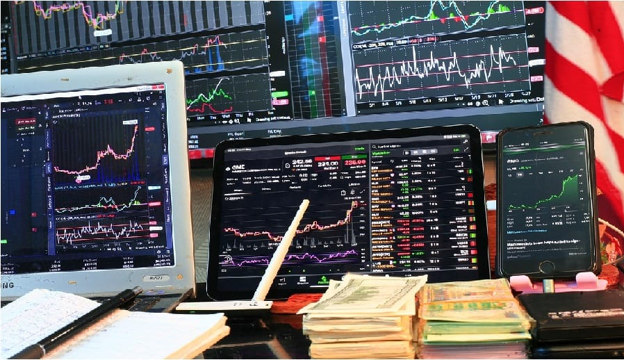 Gráficos de mercado financiero en referencia al crecimiento económico