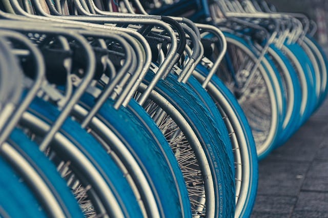 Bicicletas estacionadas, en referencia al robo cometido por menores en Dorila