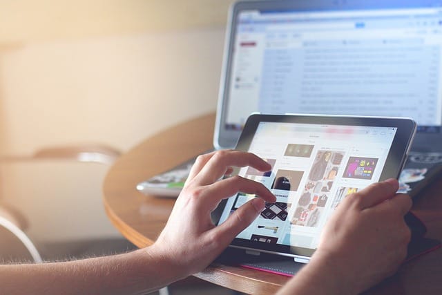 Manos sobre un teclado, en referencia a la capacitación en programación