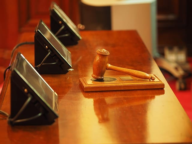 Martillo de juez simbolizando la reforma del régimen penal juvenil en Argentina
