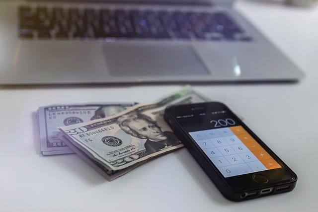 Billetes argentinos que representan la evolución de la inflación en el país