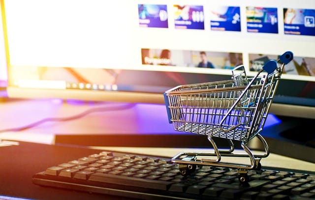 compras y pagos a través de una plataforma de comercio electrónico en línea