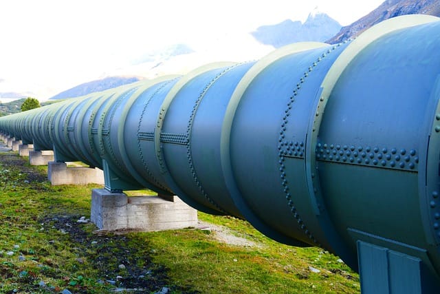 Tubería de agua en reparación tras la falla del acueducto en Santa Rosa