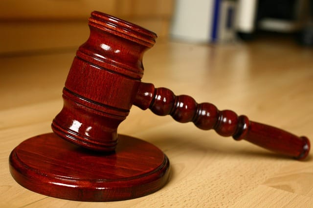 Mazo de juez sobre un escritorio, símbolo de la decisión judicial