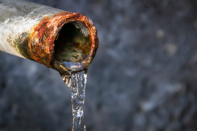 Desborde de aguas cloacales en una calle de Santa Rosa