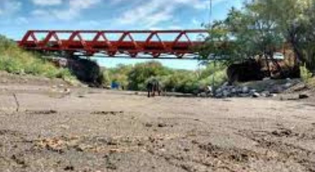 Cauce seco del río Atuel en el límite entre La Pampa y Mendoza