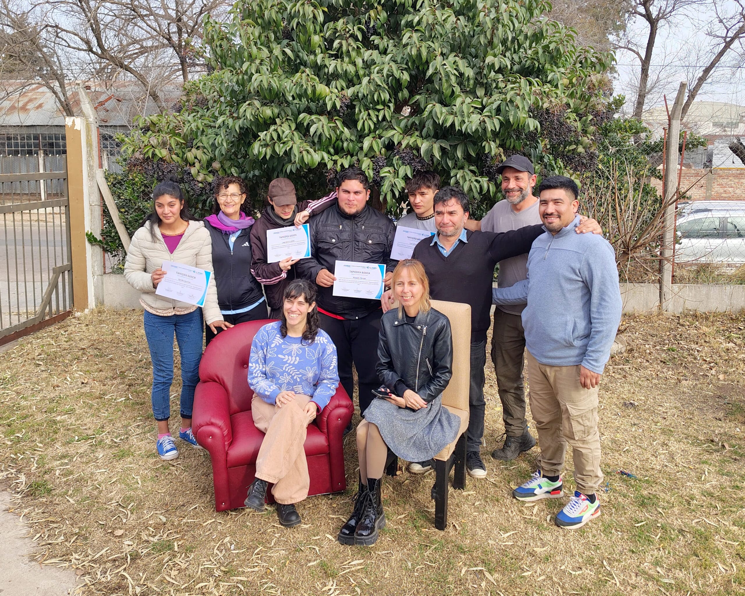 Jóvenes de General Pico participando en un taller de tapicería