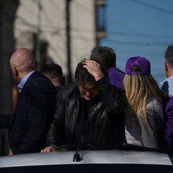 Ataque con piedras contra la comitiva presidencial en Lomas de Zamora