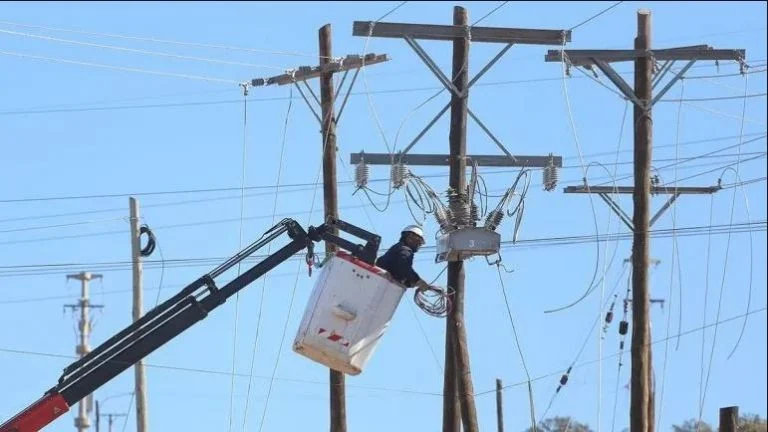 Tendido eléctrico de una cooperativa pampeana, en medio del conflicto por las tasas municipales