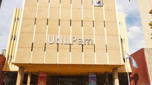 Fachada de la Universidad Nacional de La Pampa, sede de la futura carrera de Medicina