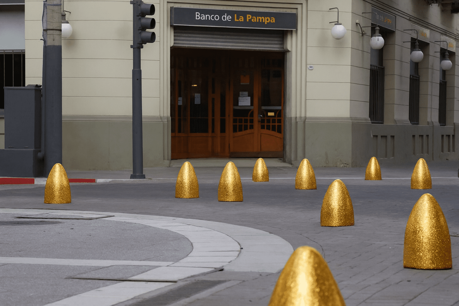 Obra de bolardos en la semipeatonal de Santa Rosa, cuestionada por falta de transparencia