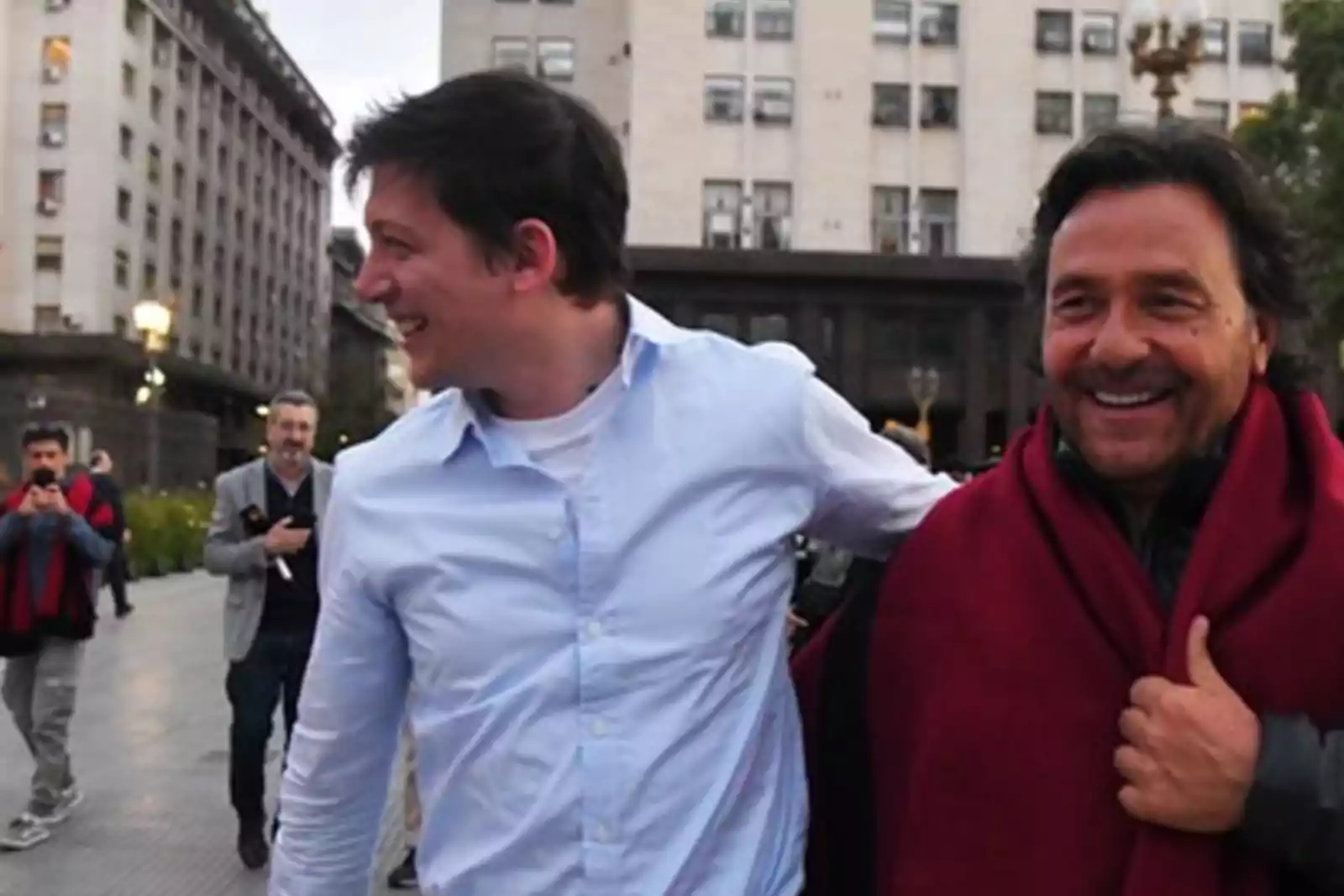 Encuentro entre un gobernador provincial y un asesor presidencial en Plaza de Mayo