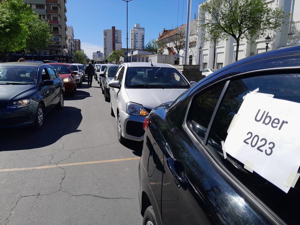 Caravana de autos de Uber durante la protesta frente a la Municipalidad de Santa Rosa