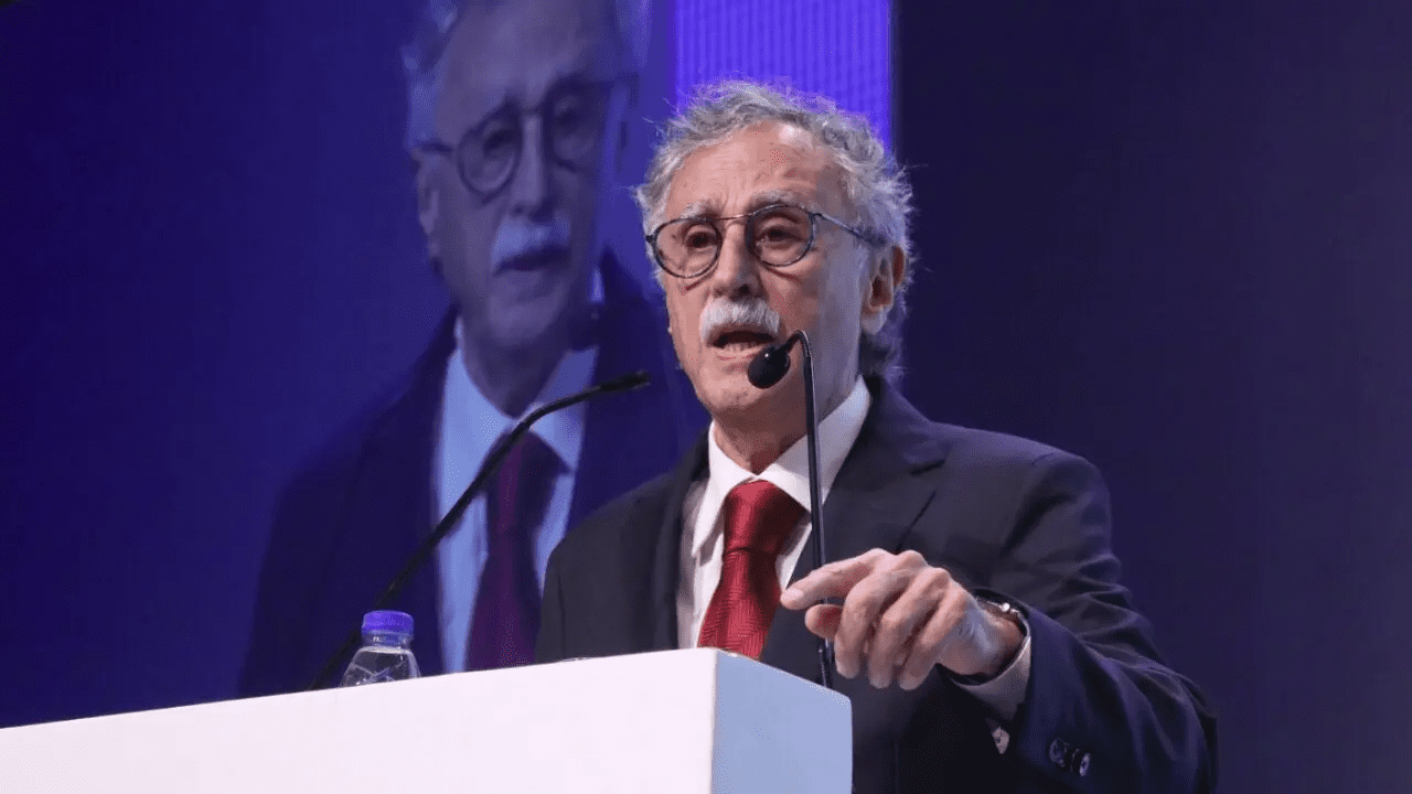 Mario Lugones, ministro de Salud de la Nación, presentando el nuevo sistema de vacunación