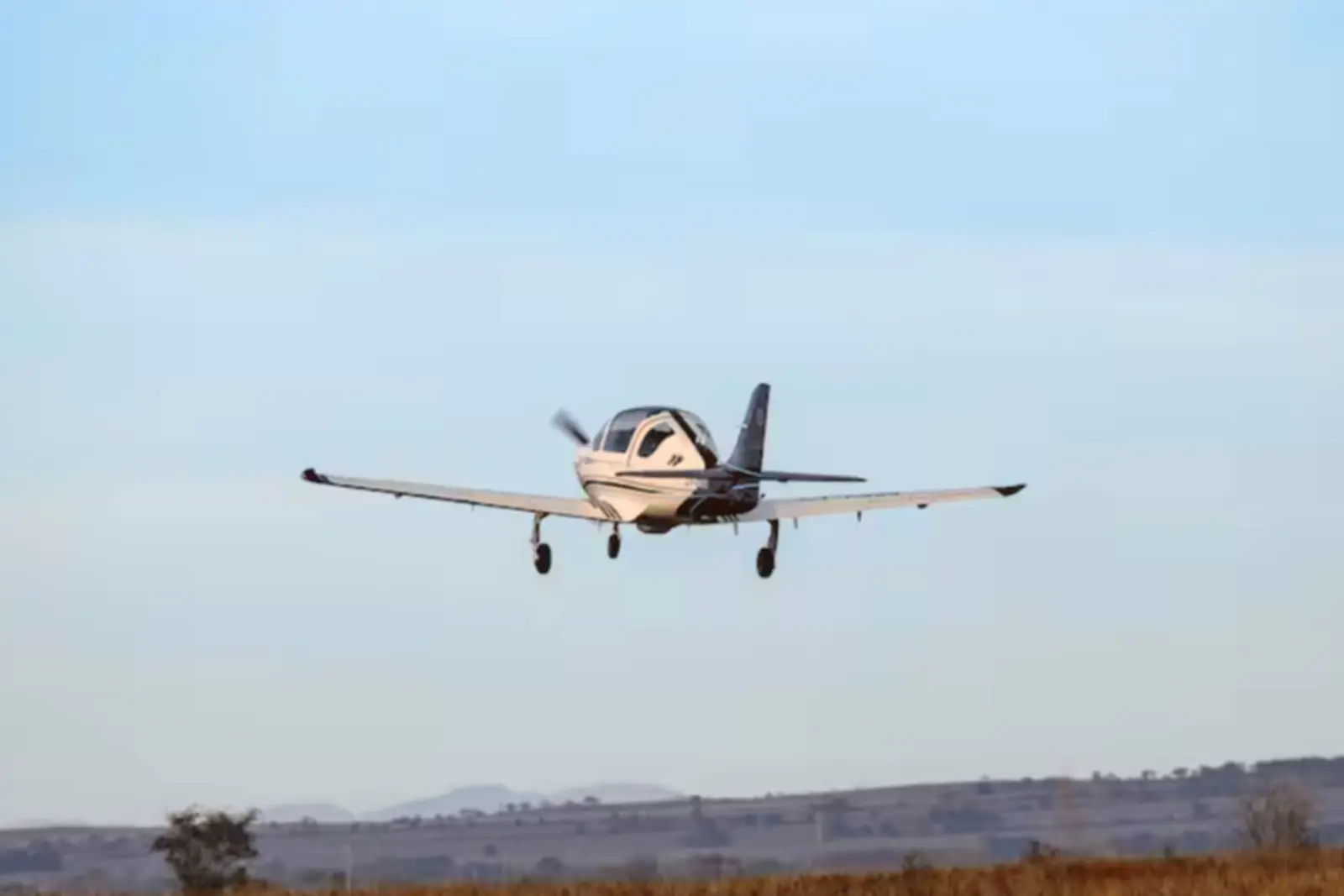 avión de entrenamiento IA-100B incorporado a la Fuerza Aérea Argentina
