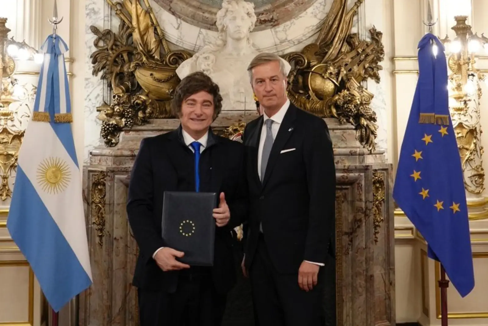 banderas de la Unión Europea y la Argentina como símbolo del vínculo bilateral
