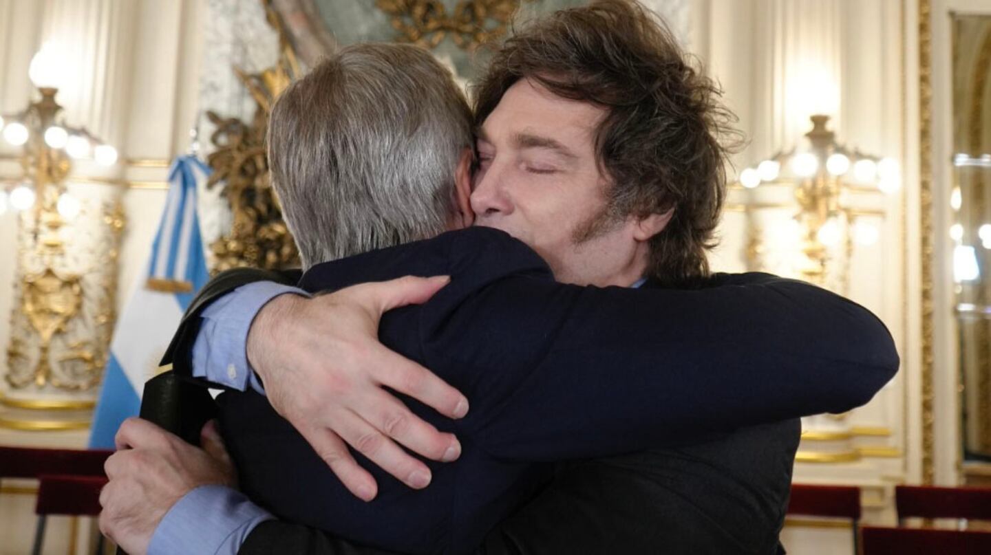 Javier Milei y Luis Caputo tras el anuncio de la salida del cepo