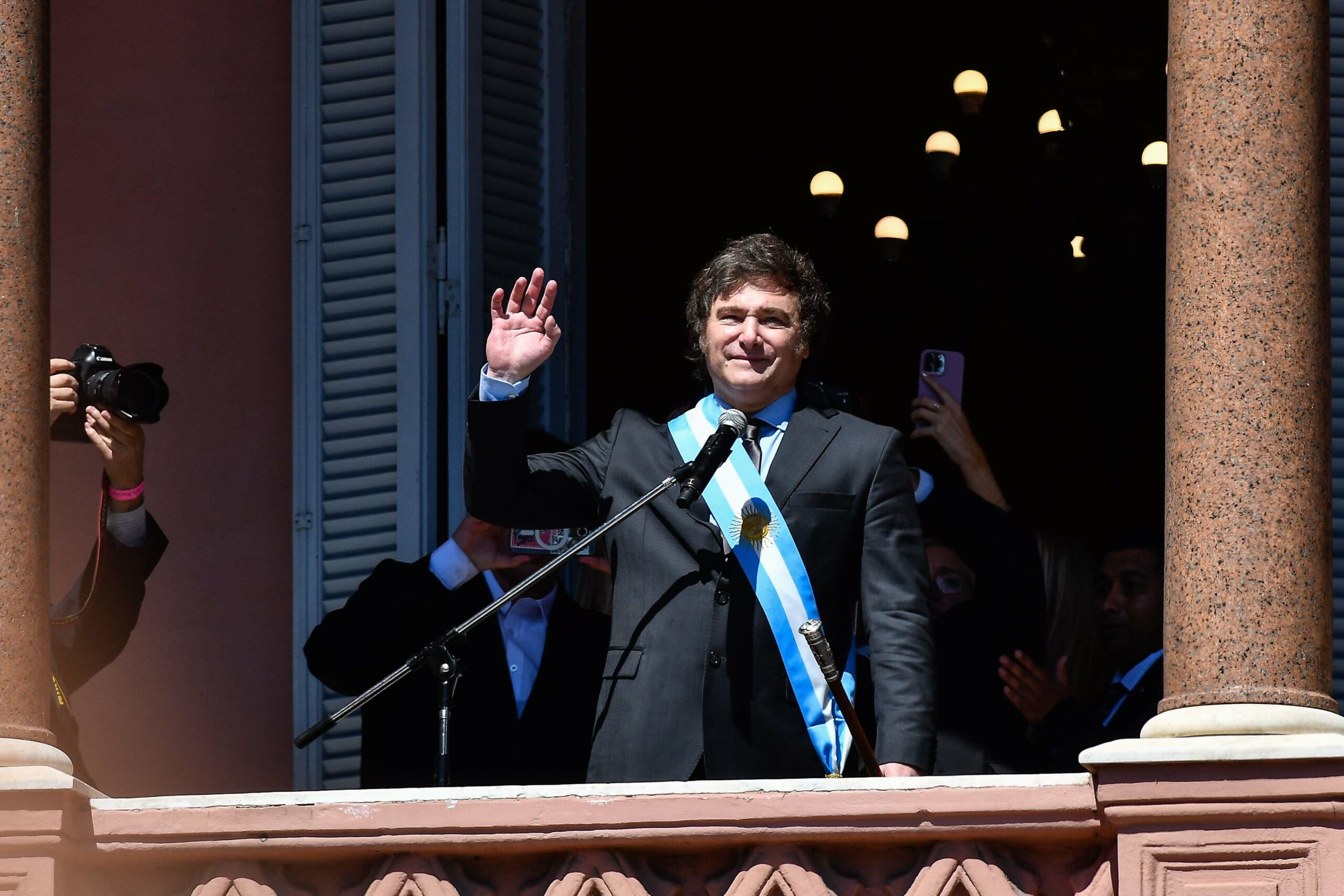 Javier Milei saluda desde el balcón de la Casa Rosada