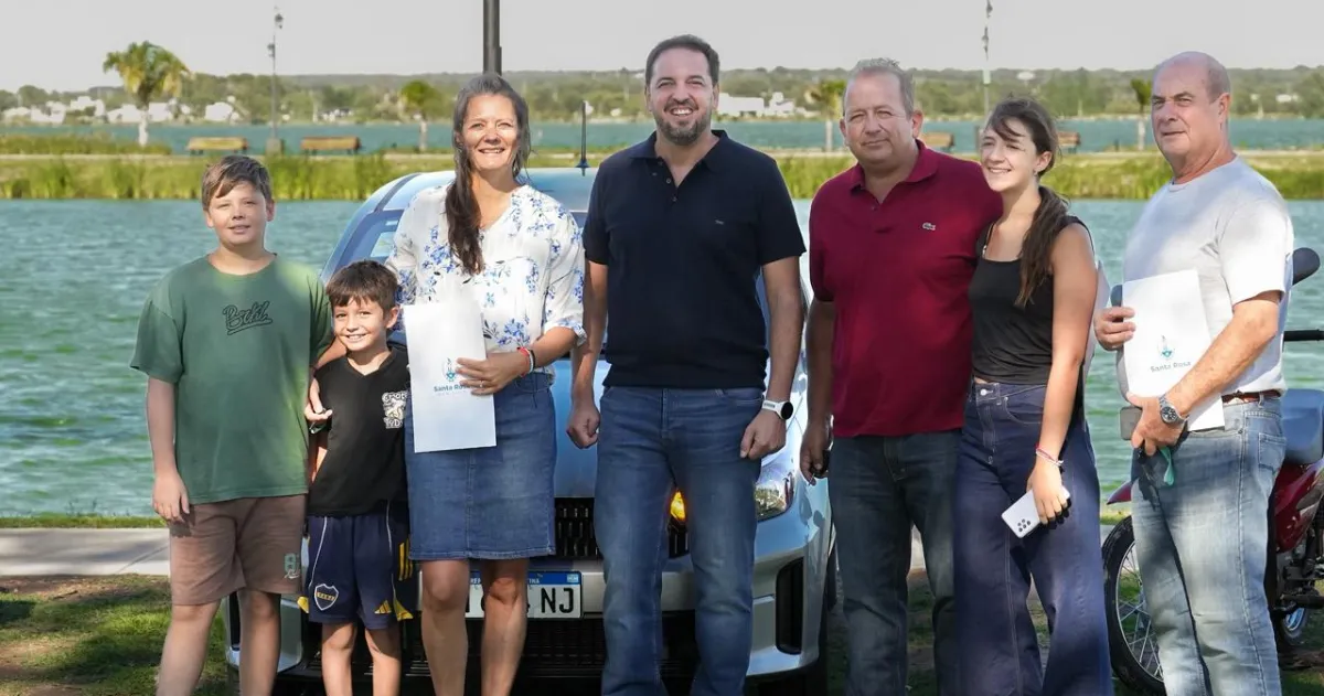 Entrega del auto sorteado entre contribuyentes del municipio de Santa Rosa