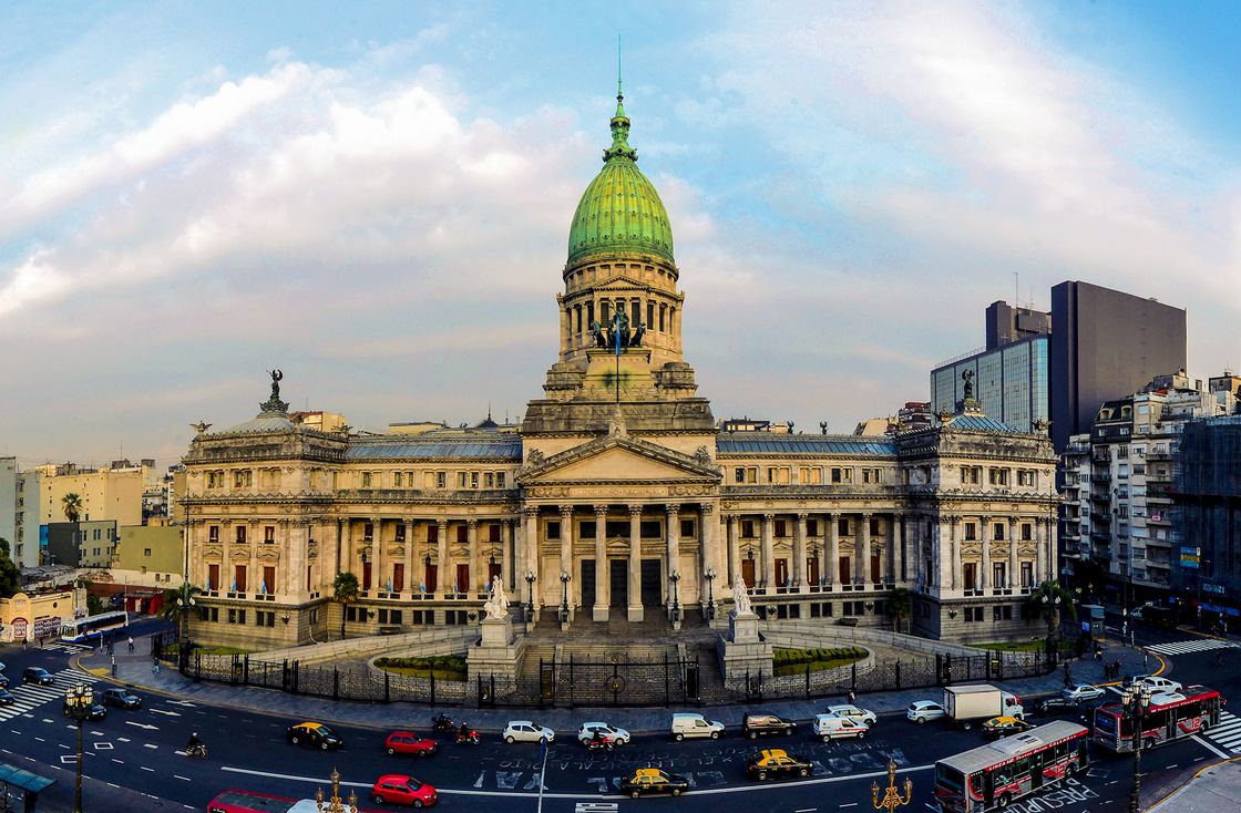 Fachada del Congreso de la Nación durante el debate legislativo