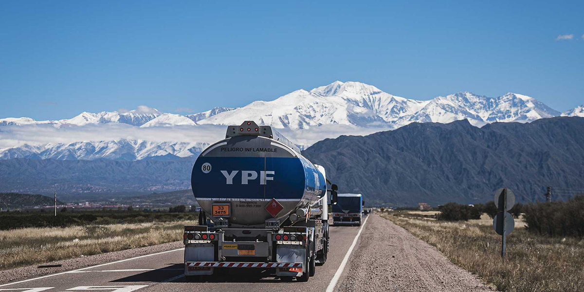 Pozos petroleros en Vaca Muerta; YPF presenta LLL Oil bajo RIGI, inversión USD 25.000 M y proyección exportadora.