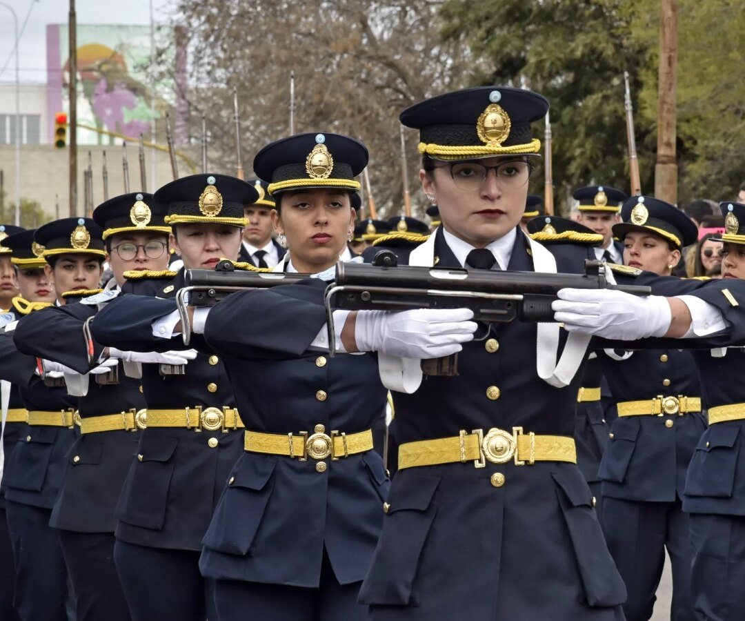 Móvil policial en una calle de General Pico, en referencia al reclamo por el pago de servicios adicionales