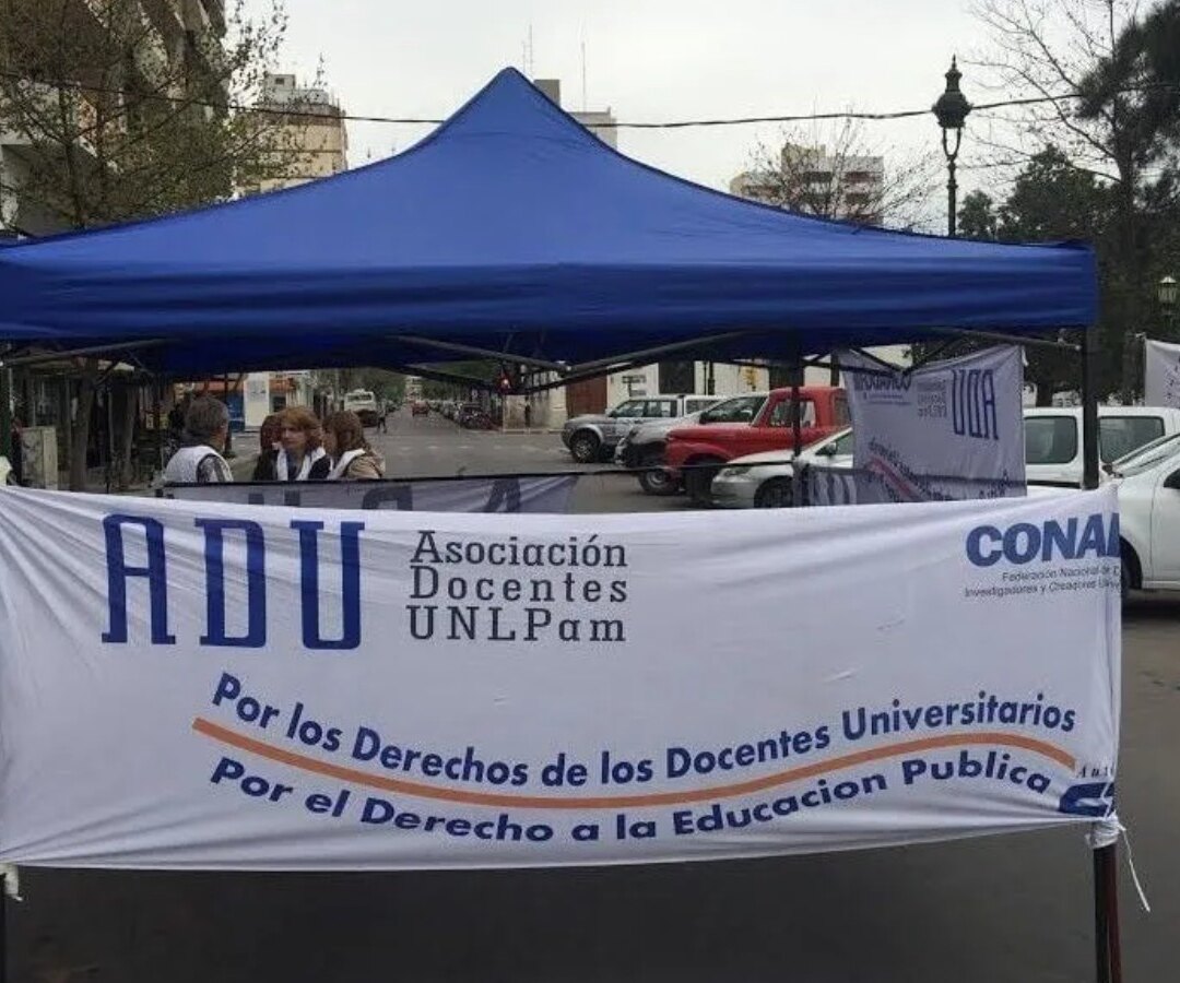 Ingreso a la Universidad Nacional de La Pampa durante una jornada académica