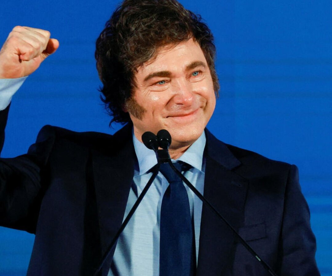 Javier Milei, con gesto pensativo, durante una entrevista televisiva a distancia