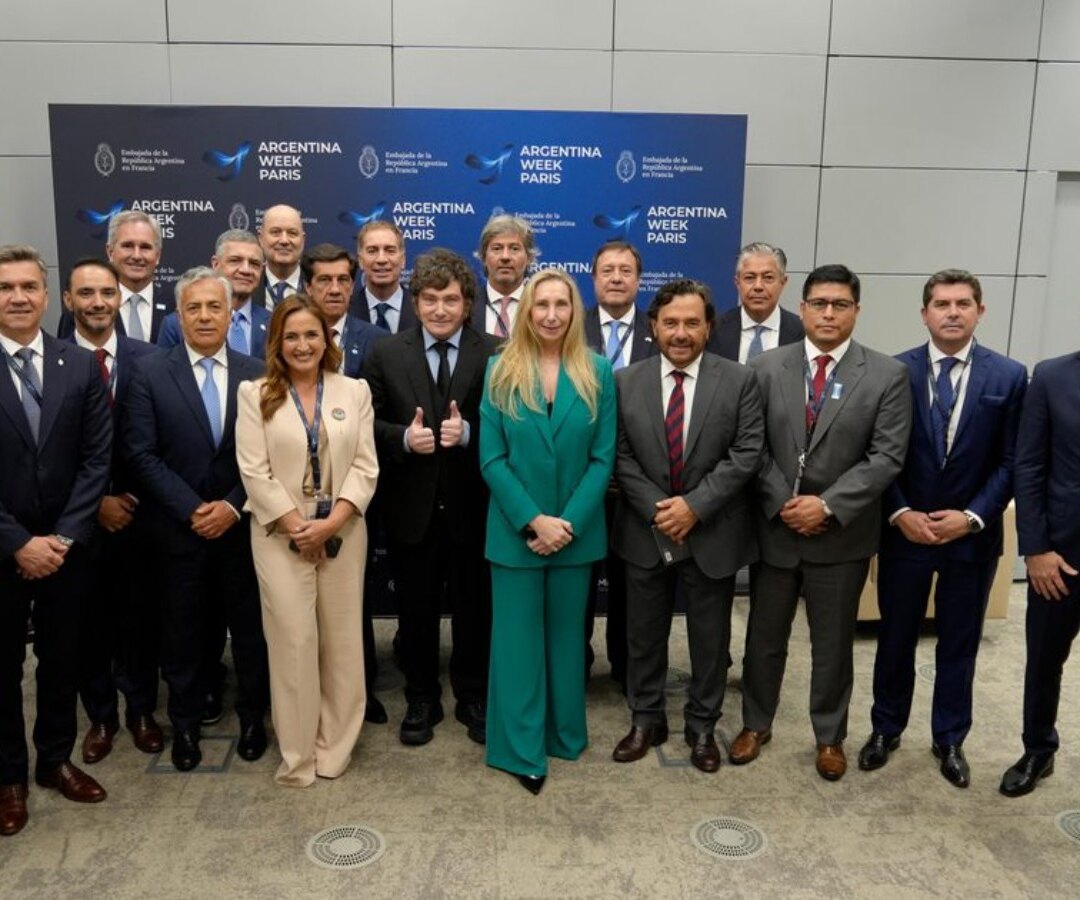Funcionarios nacionales y gobernadores posan en una foto grupal frente a un panel institucional en un encuentro oficial en París