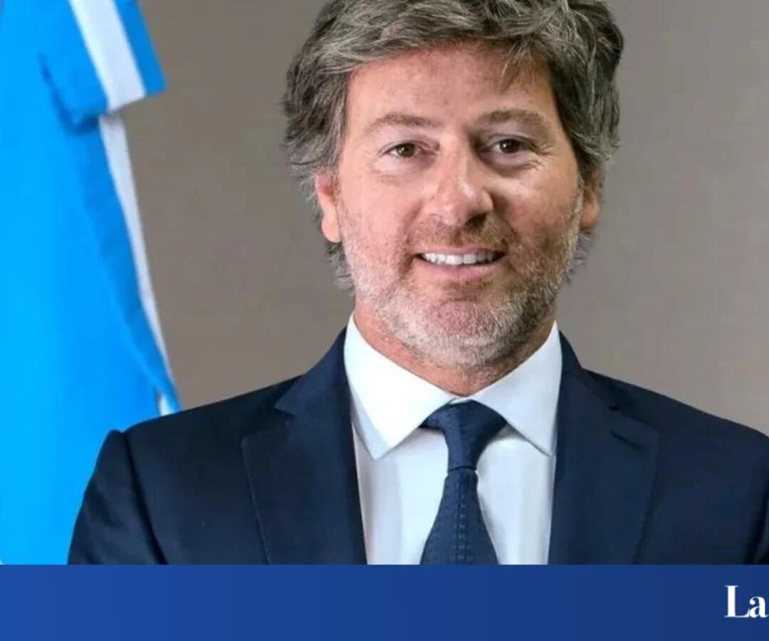 Expedientes judiciales en papel atados con cinta y apilados en un estante de tribunales
