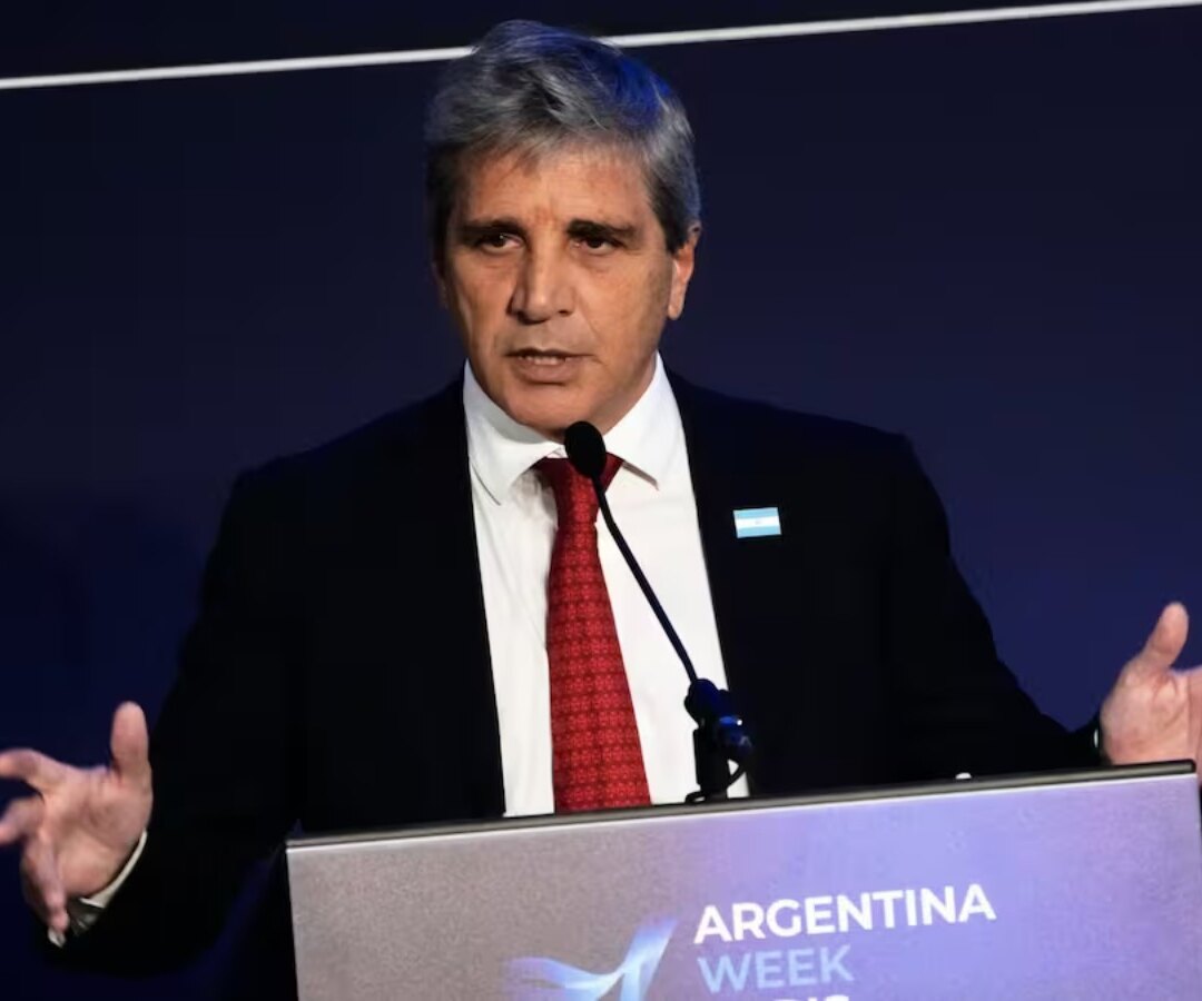 Gráfico de barras con la evolución de la deuda pública en pesos y del producto bruto interno argentino