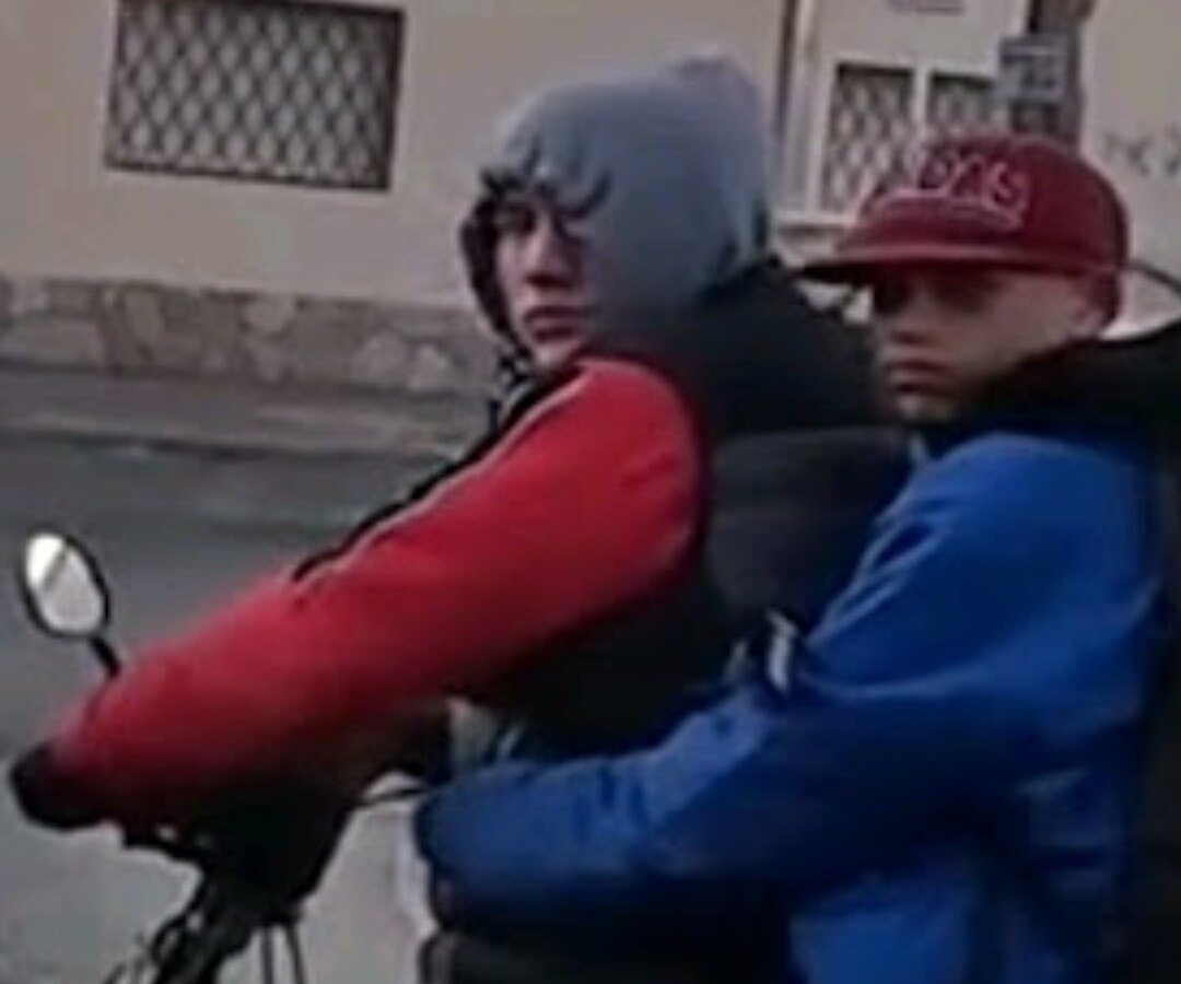 Moto en una calle urbana, con el caño de escape a la vista, tema del debate por los ruidos molestos