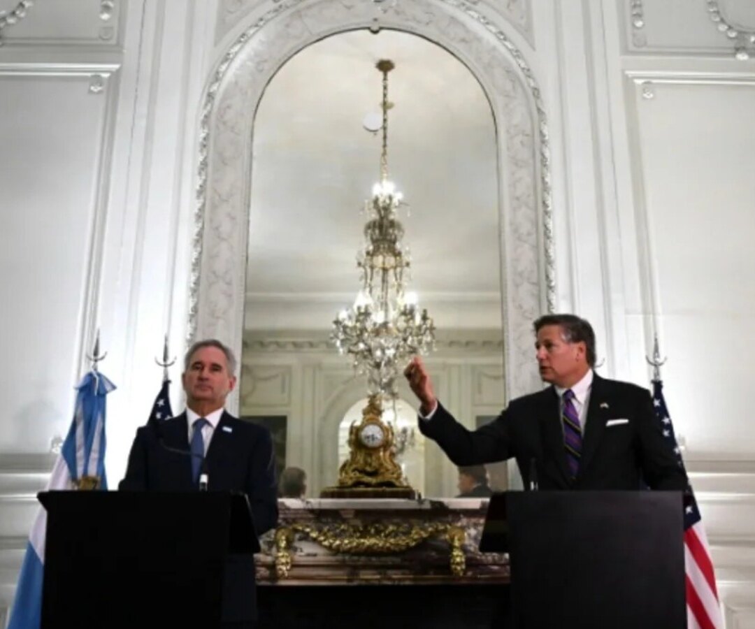 Christopher Landau y Pablo Quirno durante la conferencia en el Palacio San Martín