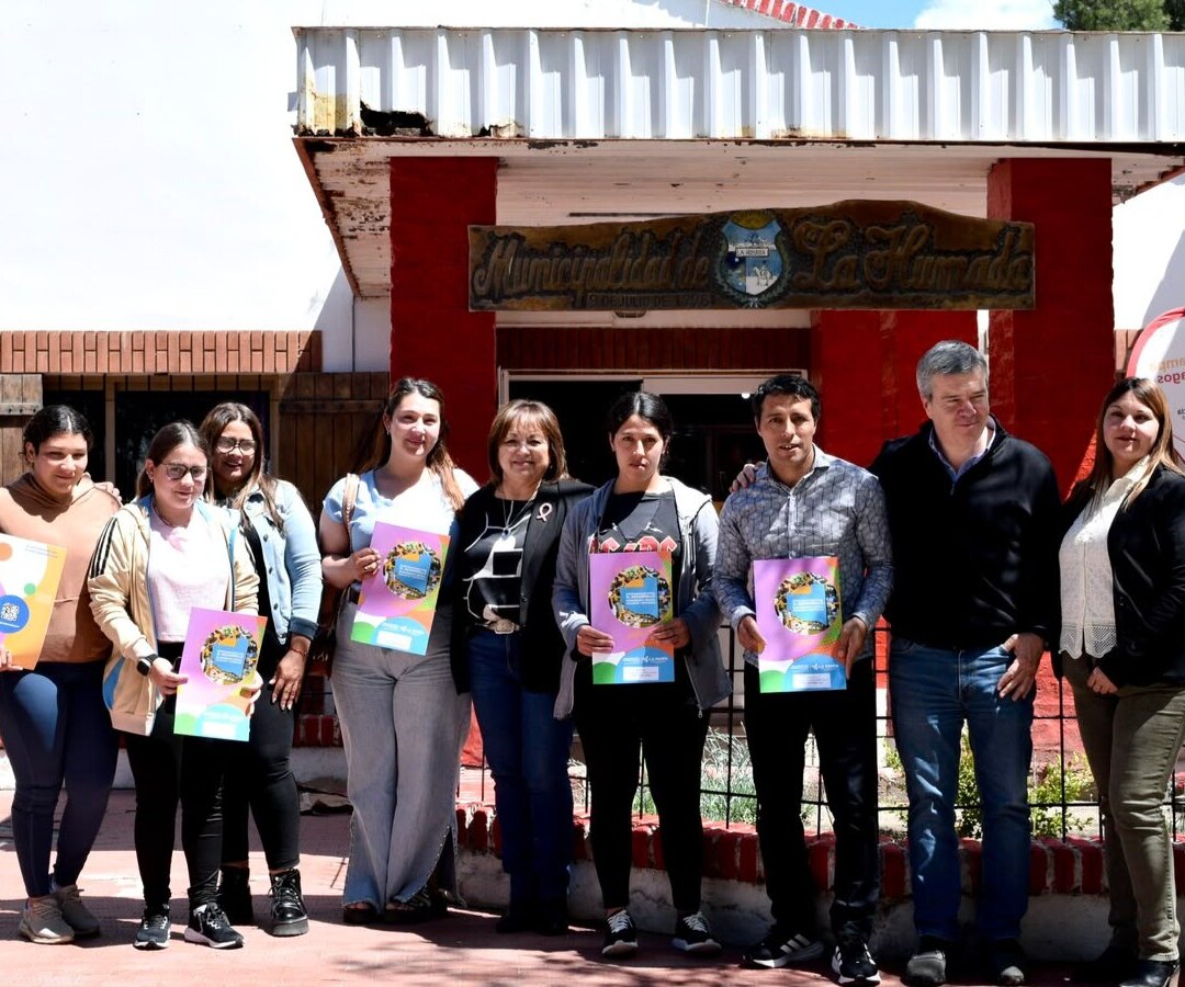Diego Álvarez, Ricardo Marcelo Borgna y Graciela Salvini durante la entrega de fondos provinciales en La Humada