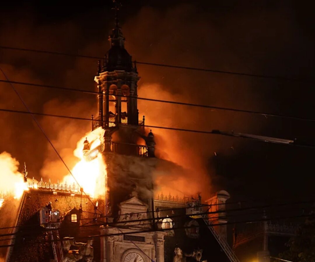Edificio público con daños y presencia policial tras una jornada de disturbios en una ciudad francesa