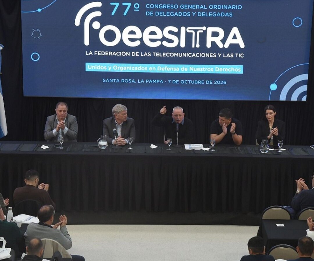 Mesa de oradores en el 77º congreso de Foeesitra en Santa Rosa, con banderas argentinas y delegados aplaudiendo