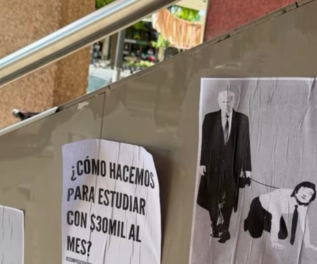 Afiches políticos colocados junto a una escalera en la sede céntrica de la UNLPam