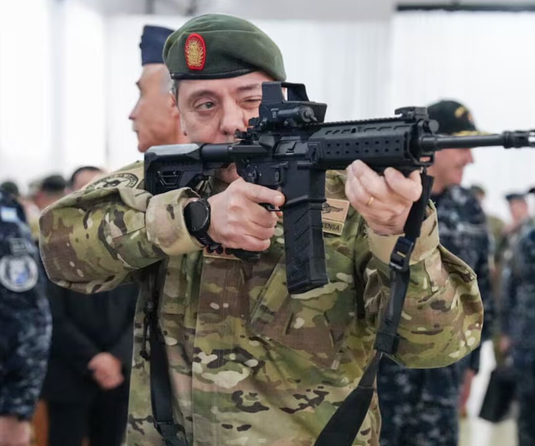 El ministro con un fusil ARAD