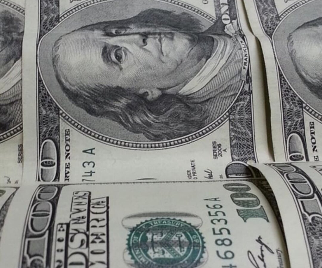 Billetes de cien dólares estadounidenses superpuestos y vistos en primer plano