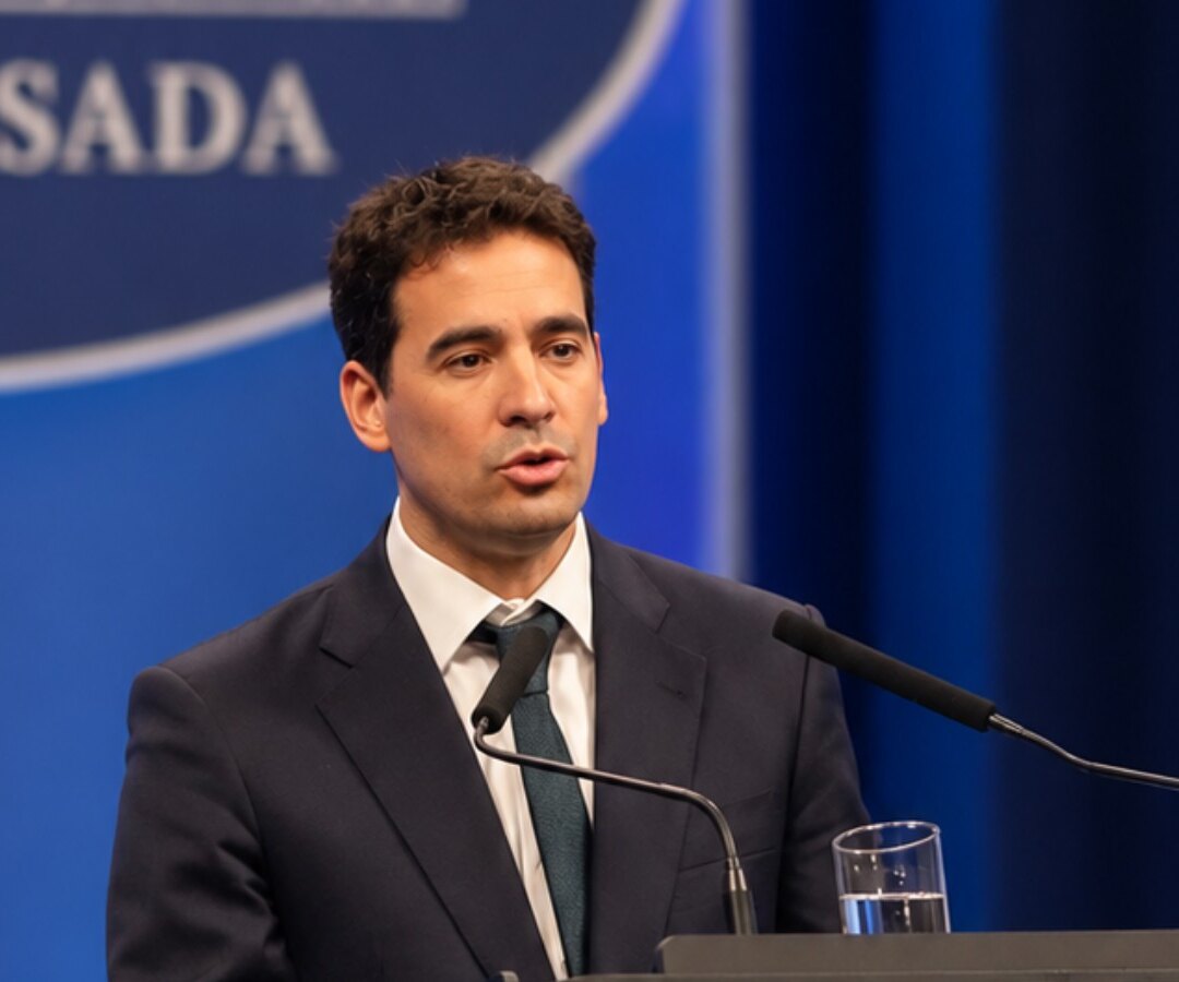 Atril con micrófonos en una conferencia de prensa oficial del Gobierno nacional